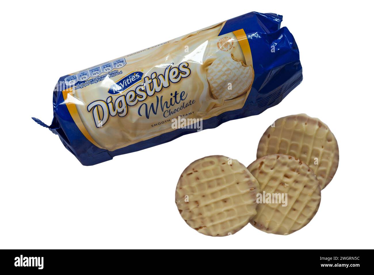 Paquet de biscuits McVitie's Digestives White Chocolate ouvert avec 3 trois biscuits enlevés isolé sur fond blanc - lisse et crémeux - Royaume-Uni Banque D'Images