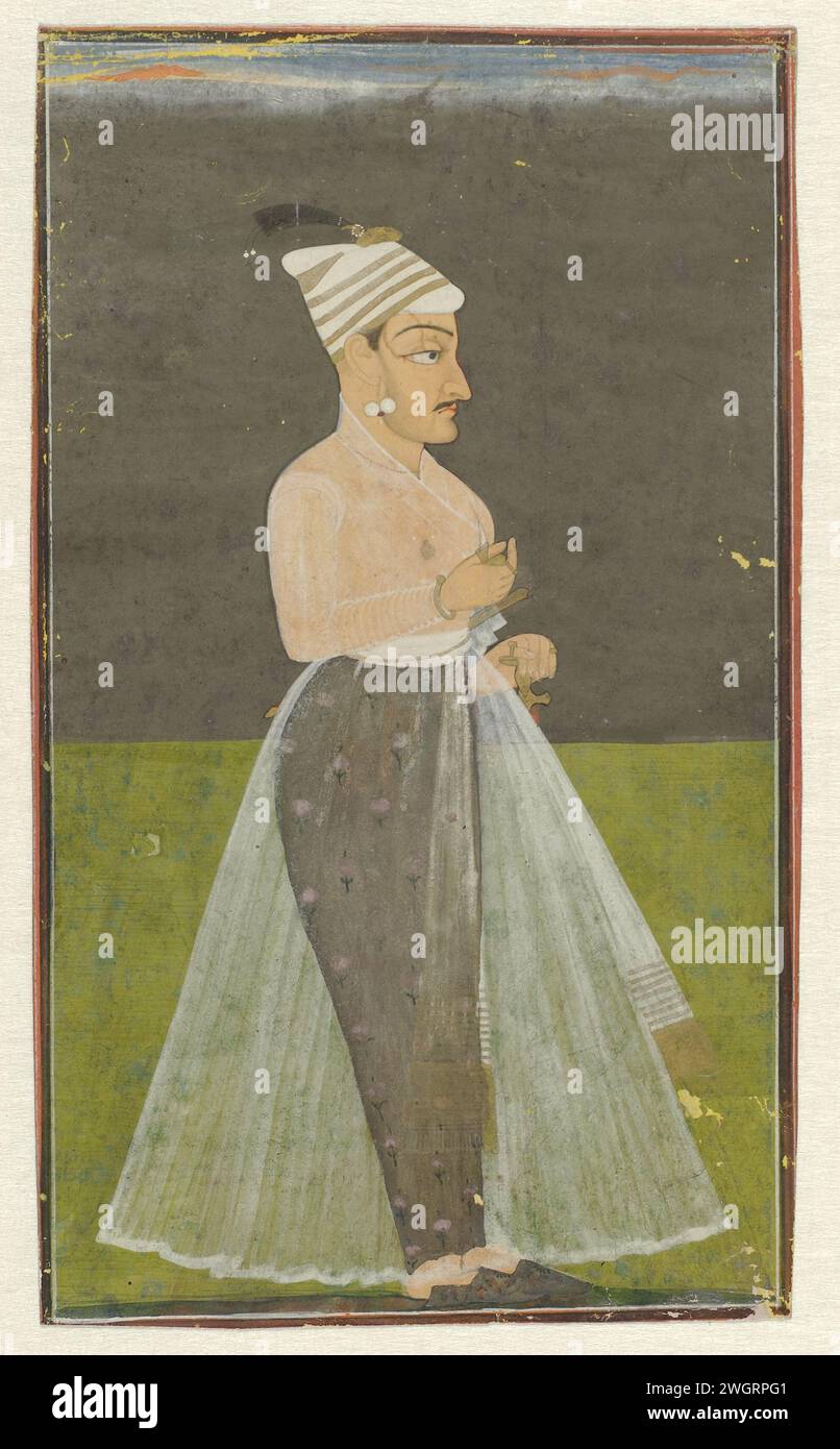 Portrait de Daya Data, Raja van Nurpur, Anonyme, 1720 miniature indienne. Dessin sur un fond de vert et gris foncé est un personnage royal avec profil à droite ; la main gauche repose sur le manche de son épée, dans sa main droite il tient quelque chose d'indéfinissable. Le spectacle est encadré par quelques cadres étroits colorés en noir, blanc et rouge. Brosse à papier Nurpur Banque D'Images