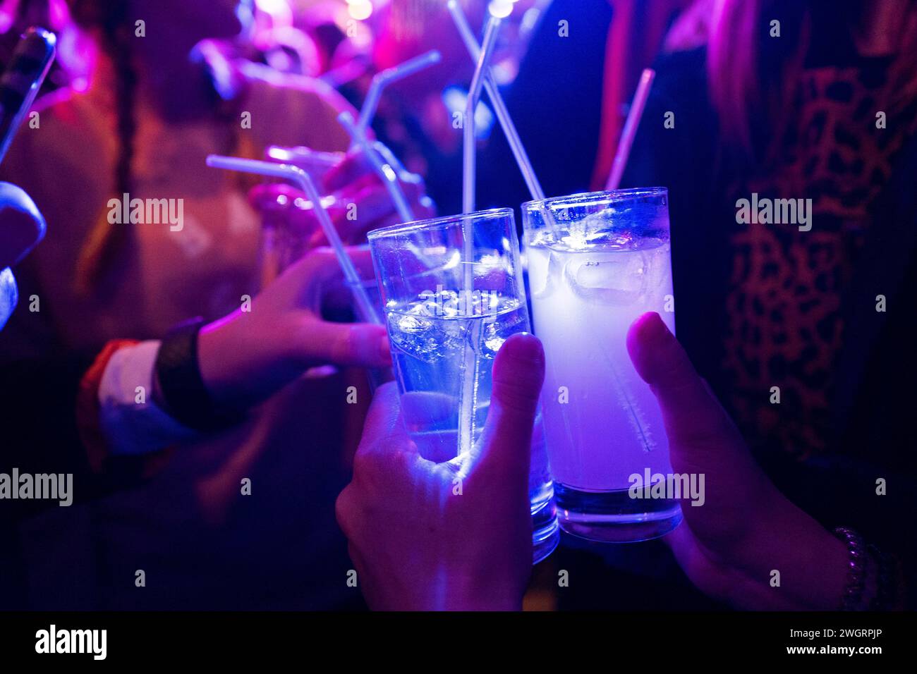 Ami célébrant avec un verre dans une soirée club, boissons non alcoolisées Banque D'Images