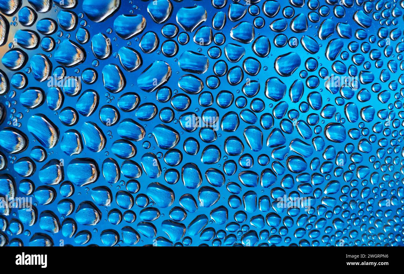 Fond abstrait de gouttes d'eau. Gouttes de liquide sur le verre. Banque D'Images