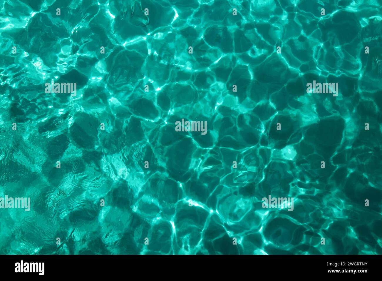 Fond d'eau de mer avec de l'eau turquoise brillante. Banque D'Images