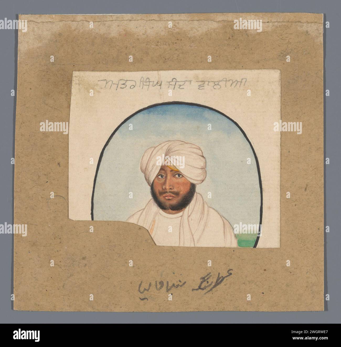 Portrait d'Atar Singh Sandhanvalia, anonyme, d'après 1860 miniature indienne. Dessin fragment d'un portrait (fond arraché). Portrait d'un homme dans un turban blanc et une écharpe blanche, dans un ovale avec une bordure noire. Texte ci-dessus dans le script Gurmukhi : aa.tar si.MGH Sedaa Haaliiaa, au bas du Nashtaliq : a..tar Singh S -aa Haaliyaa (c'est-à-dire Atar Singh Sandhanvalia). Pinceau à papier Punjab Banque D'Images