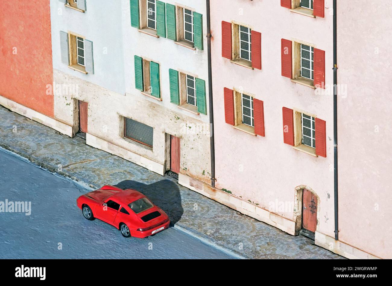voiture miniature garée et maisons Banque D'Images