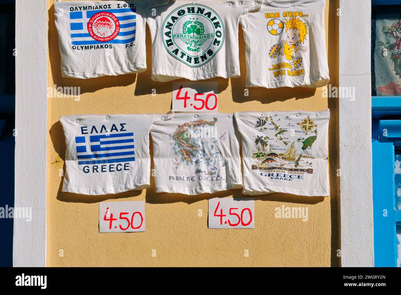 T-shirts sur l'affichage dans la boutique de souvenirs, l'île de Syros - Grèce Banque D'Images