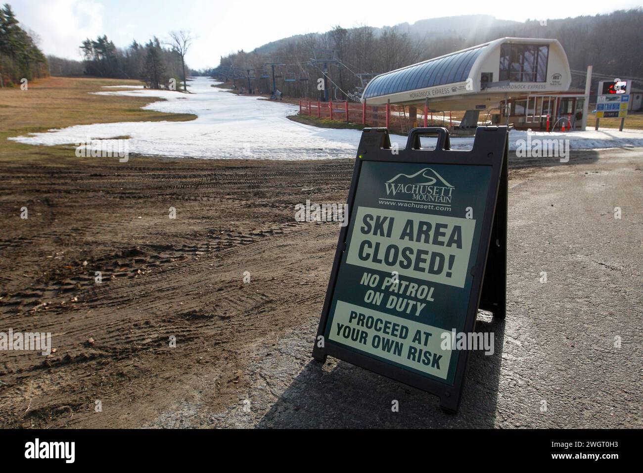 Un panneau indique aux visiteurs que la station de ski de Whingett Mountain est fermée en raison du manque de neige en décembre 2015 à Westminster, Massachusetts, États-Unis. Banque D'Images