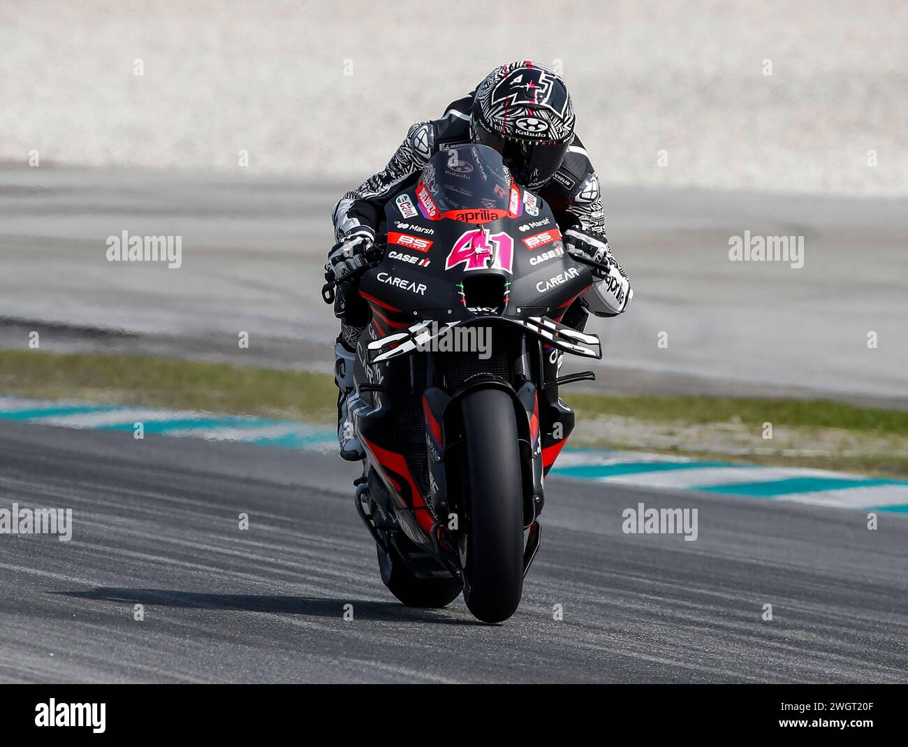 Le pilote espagnol Aleix Espargaro d'Aprilia Racing vu en action lors des essais officiels du MotoGP de Sepang sur le circuit international de Sepang. Banque D'Images