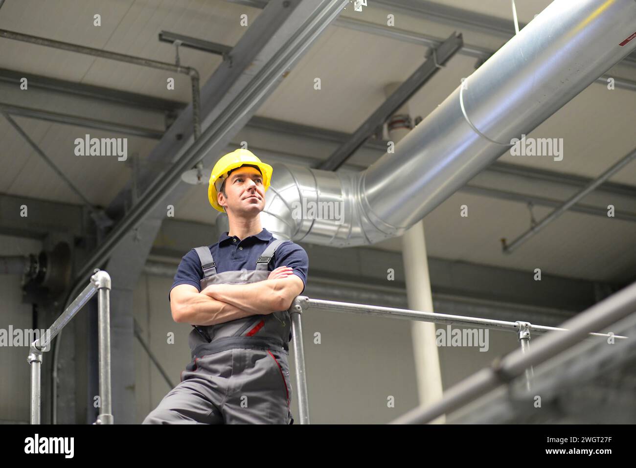 Portrait d'ouvrier dans une entreprise industrielle, en vêtements de travail sur le lieu de travail - libre Banque D'Images