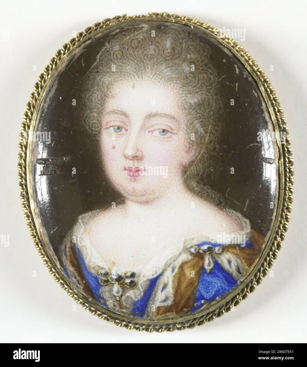 Portrait d'une femme non identifiée, Pierre Huaud (II), 1694 miniature (peinture) Portrait d'une femme inconnue, précédemment identifiée comme probablement Anna Stuart (1665-1714), reine d'Angleterre, épouse de George van Denmark ou Sophie Charlotte van Hannover (1668-1705), épouse de Frederik Ier van Pruisen. Buste, à gauche. Fait partie de la collection de portraits miniatures. cuivre (métal). Personnes historiques non connues par leur nom - BB - femme Banque D'Images