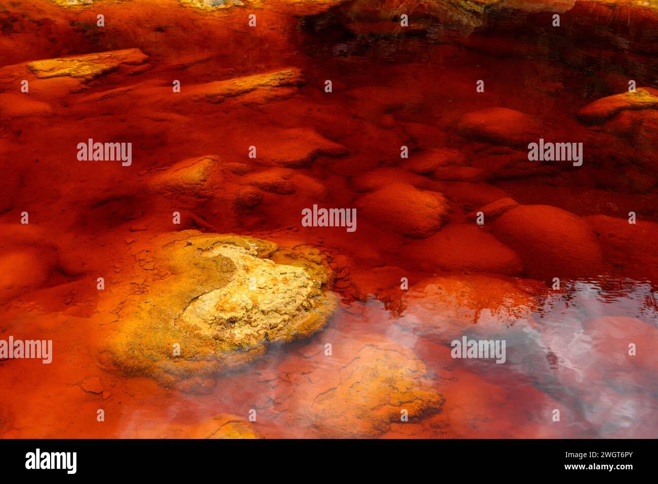 Les eaux rouges extraordinaires du Rio Tinto coulent le long de falaises rocheuses abruptes, mettant en valeur l'art unique de la nature. Banque D'Images