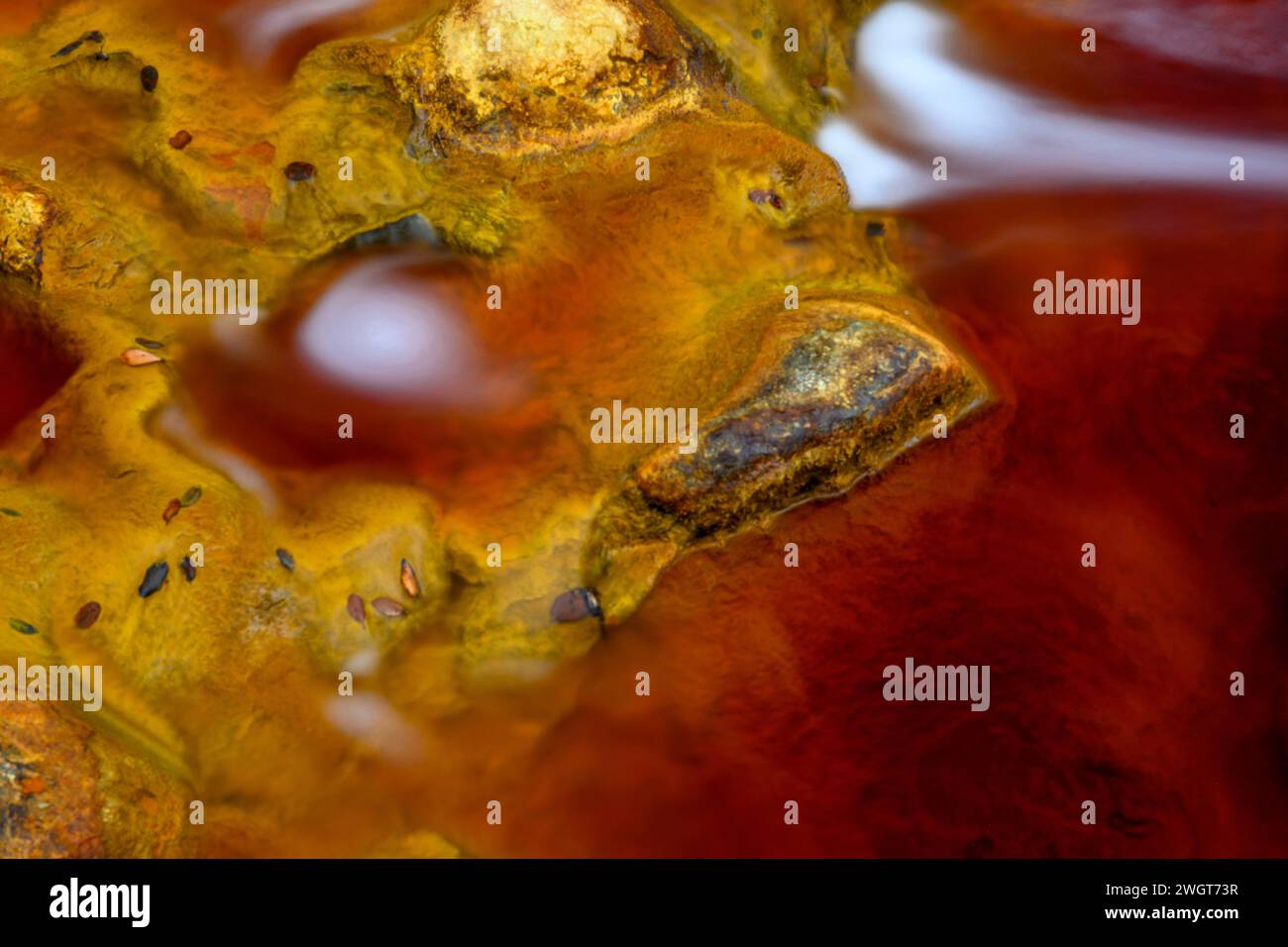 De l'eau moussante se précipite sur les rochers colorés et chargés de fer du fleuve Rio Tinto Banque D'Images