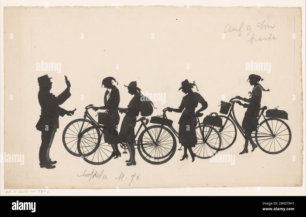 Les filles cyclistes reçoivent un panneau d'arrêt d'un agent, Anonymous, c. 1900 - c. 1930 dessiner Un flic fait un panneau d'arrêt pour quatre filles sur le vélo. Ils ont des sacs et des paquets à l'avant et à l'arrière de leurs vélos. papier. Encre de Inde (encre). stylo crayon / pinceau policier, gendarme. bicyclette Banque D'Images