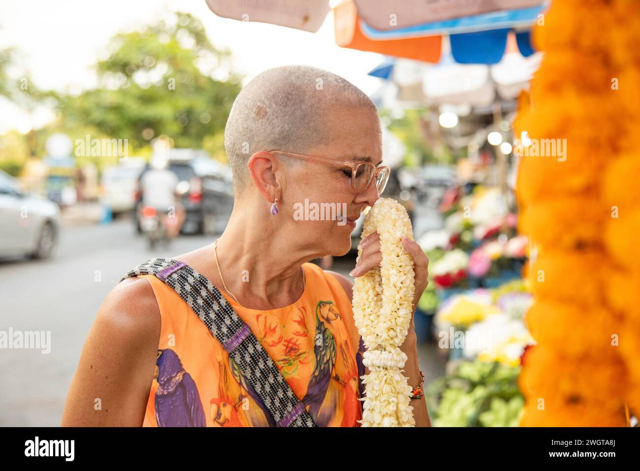 Femme d'âge moyen voyageur solo dans un marché aux fleurs dans le nord de la Thaïlande Banque D'Images