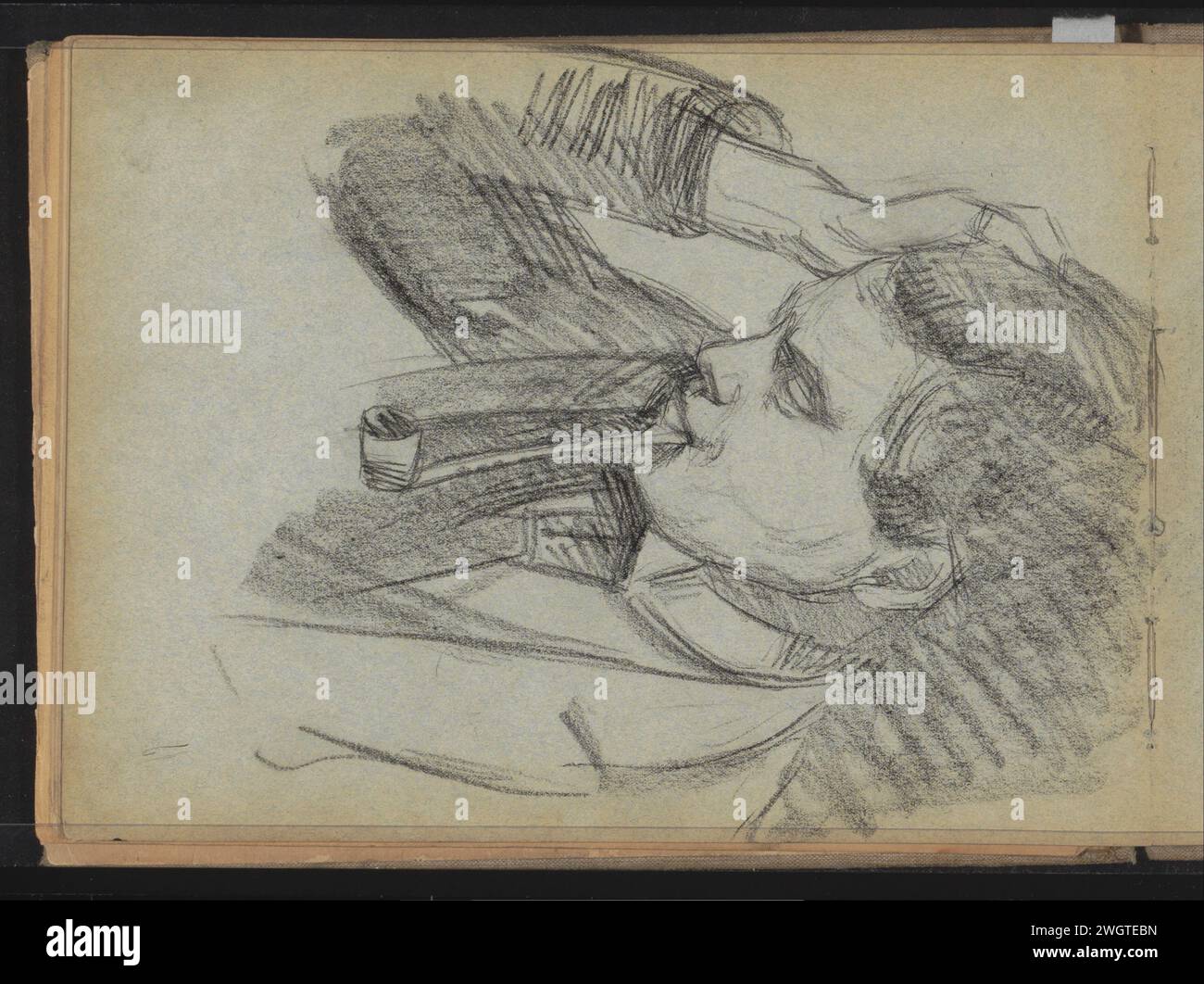 Homme avec une pipe, 1890 - 1922 L'homme porte une veste et une cravate et soutient sa tête avec la main droite tout en regardant vers le bas. Feuille 9 verso d'un carnet de croquis avec 11 feuilles. papier. main(s) craie(s) pliée(s) vers la tête. pipe  tabac. homme adulte Banque D'Images