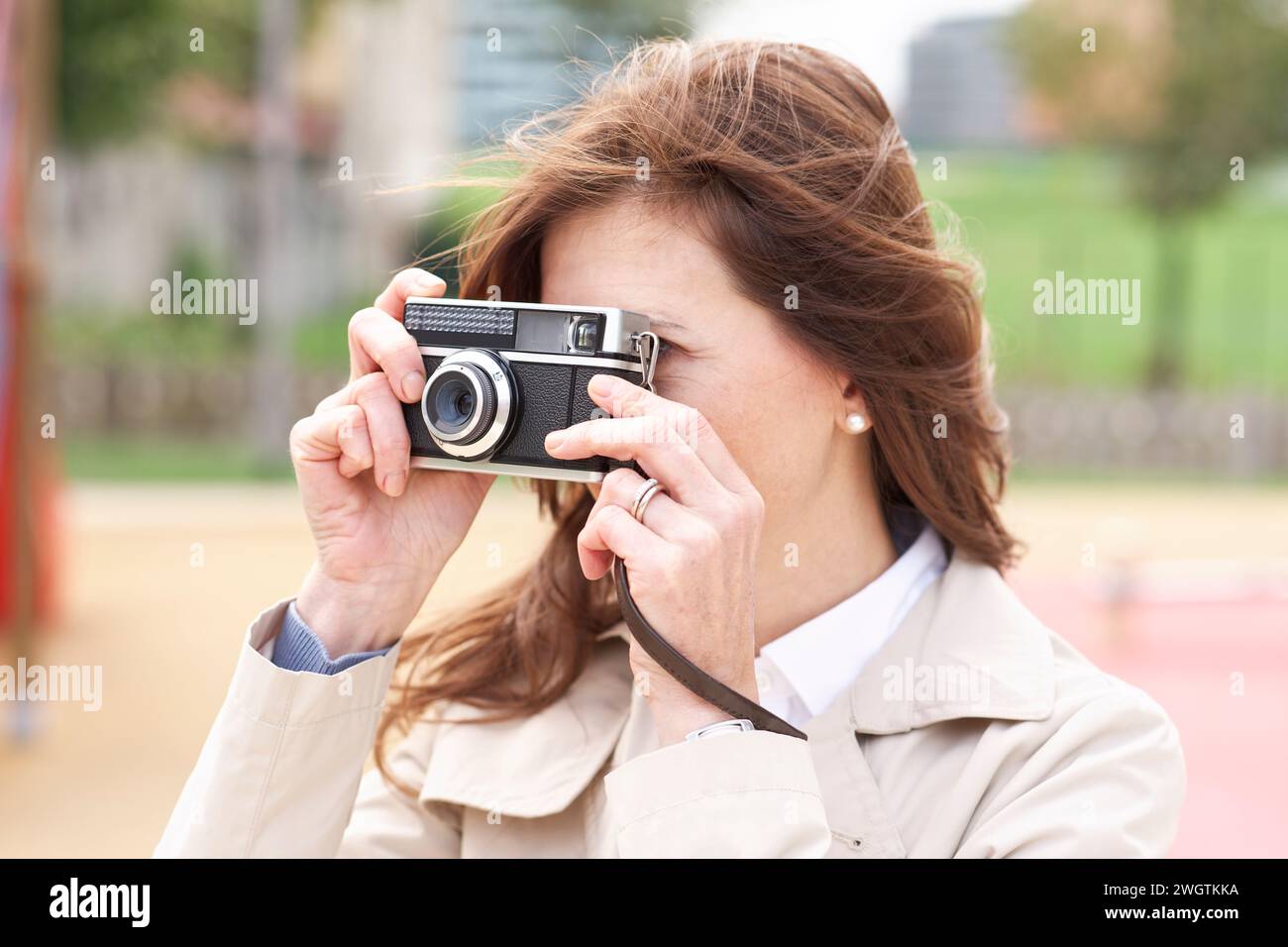 Belle femme en plein air, Milan, Italie. Banque D'Images