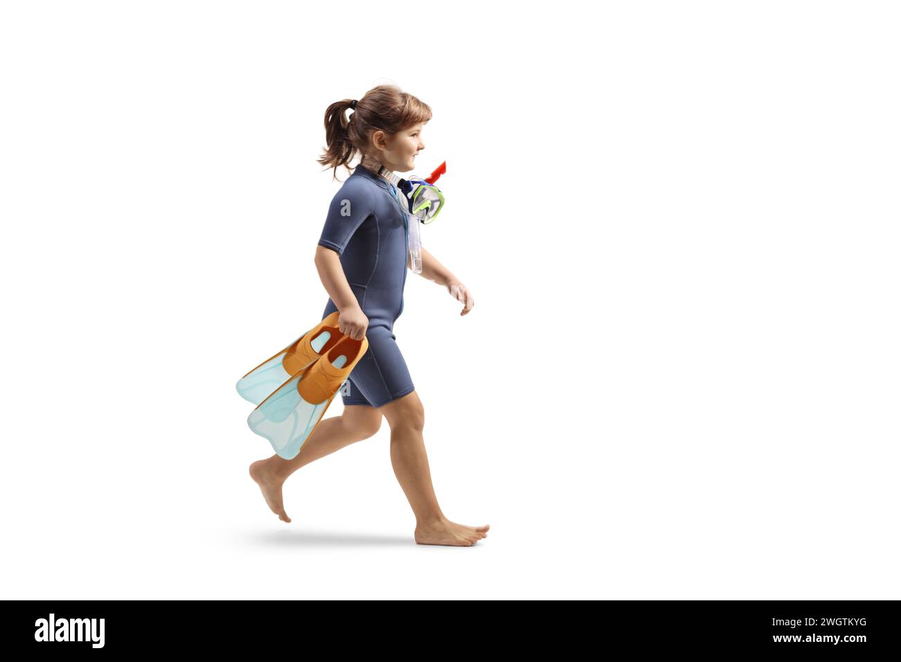 Fille dans une combinaison marchant et portant des palmes et un masque de plongée isolé sur fond blanc Banque D'Images