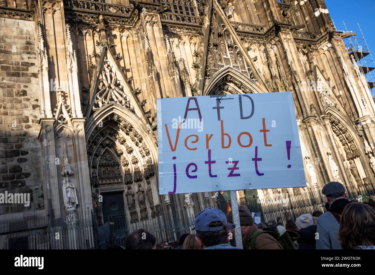 Les gens manifestent devant la cathédrale contre l'extrémisme de droite et l'AFD, pour la démocratie et les droits fondamentaux, Cologne, Allemagne. 27 janvier 202 Banque D'Images