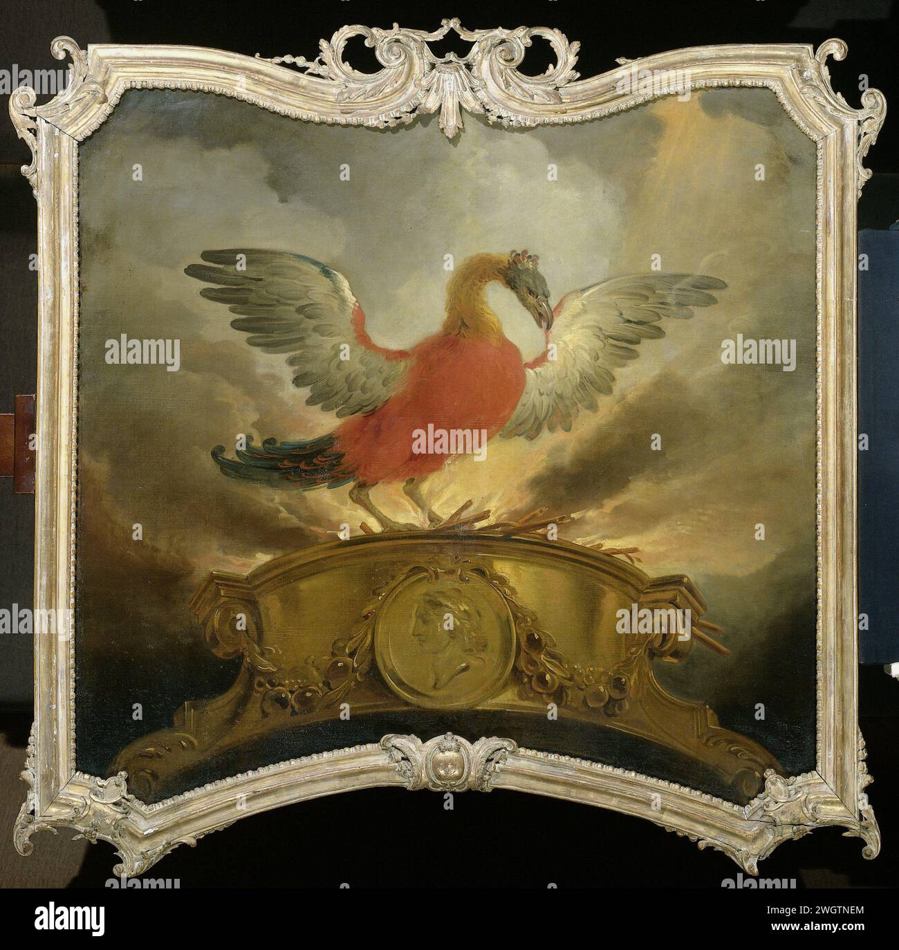 Le Phoenix, Cornelis Trost, 1720 - peinture. Overdoor l'oiseau Phoenix s'élevant de son axe. En venant de la East Indies House à Amsterdam. Peut-être designer-de-porte. toile. Peinture à l'huile (peinture) animaux fabuleux  oiseaux : phoenix pays-Bas Banque D'Images