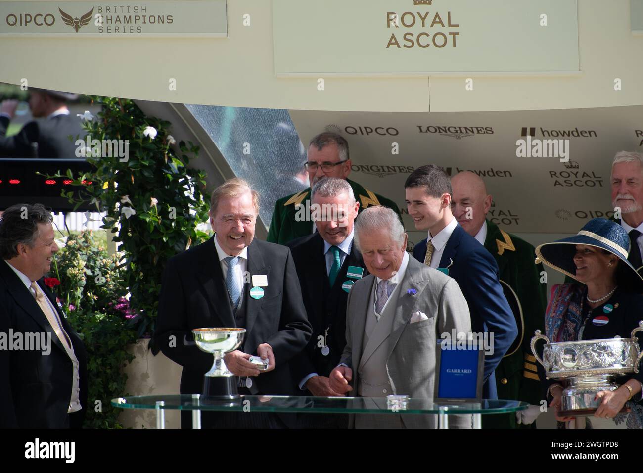 FICHIERS PHOTOS. 6 février 2024. Buckingham Palace a annoncé que le roi Charles a été diagnostiqué avec un cancer. Le roi Charles III fait les présentations des gagnants pour les couronnement Stakes. La course a été remportée par le cheval Tahiyra monté par le jockey Chris Hayes et entraîné par d K Weld. Crédit : Maureen McLean/Alamy Banque D'Images