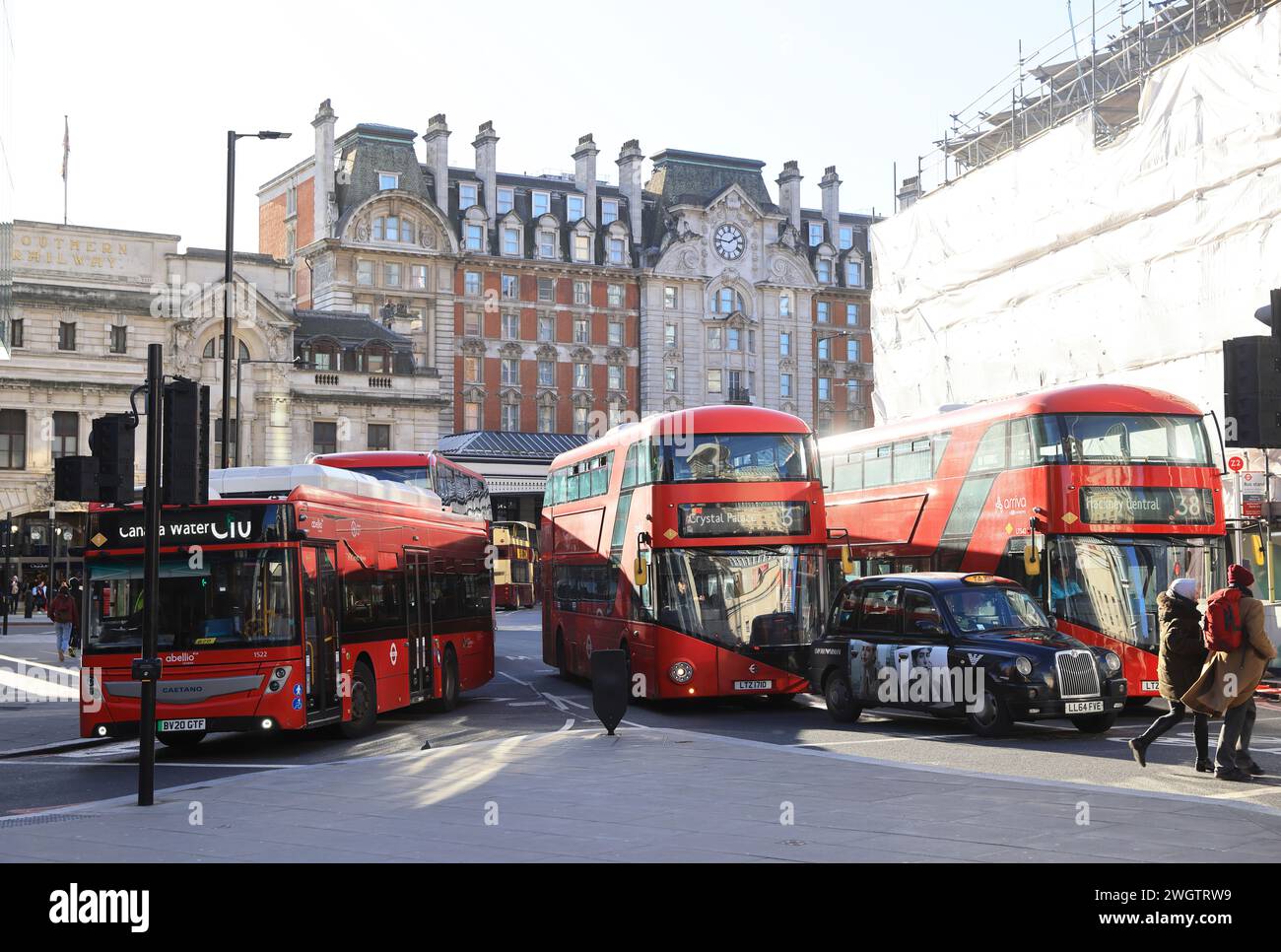 Bus à l'extérieur de la gare Victoria de Londres, pour les trains, les bus et les tubes, l'un des principaux centres de transport dans la capitale, SW Londres, Royaume-Uni Banque D'Images