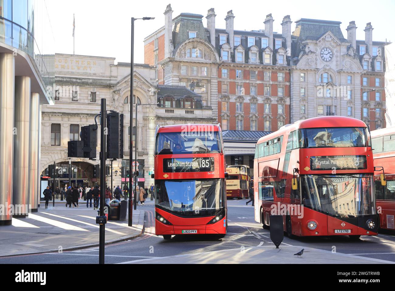 Bus à l'extérieur de la gare Victoria de Londres, pour les trains, les bus et les tubes, l'un des principaux centres de transport dans la capitale, SW Londres, Royaume-Uni Banque D'Images