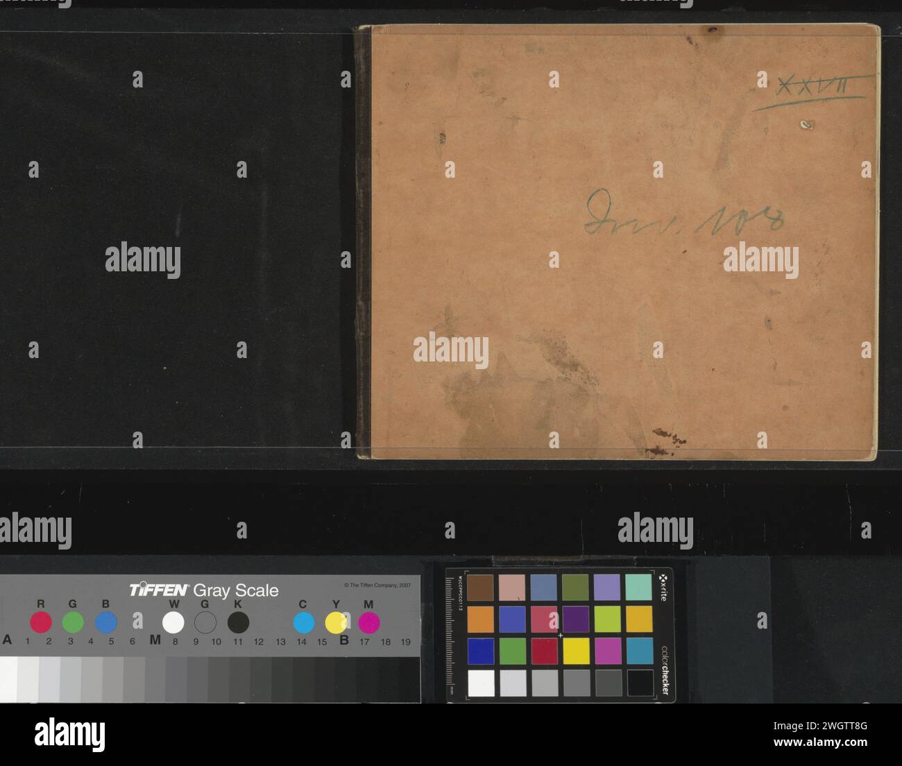 Schetbook XXVII avec 8 feuilles, Isaac Israels, 1875 - 1934 Sketchbook No. XXVII composé de 8 feuilles avec des études de figures. Le boekband de la Haye : carton. boekband : lin (matière). papier. Tête de craie (humain) - AA - figure humaine féminine Banque D'Images