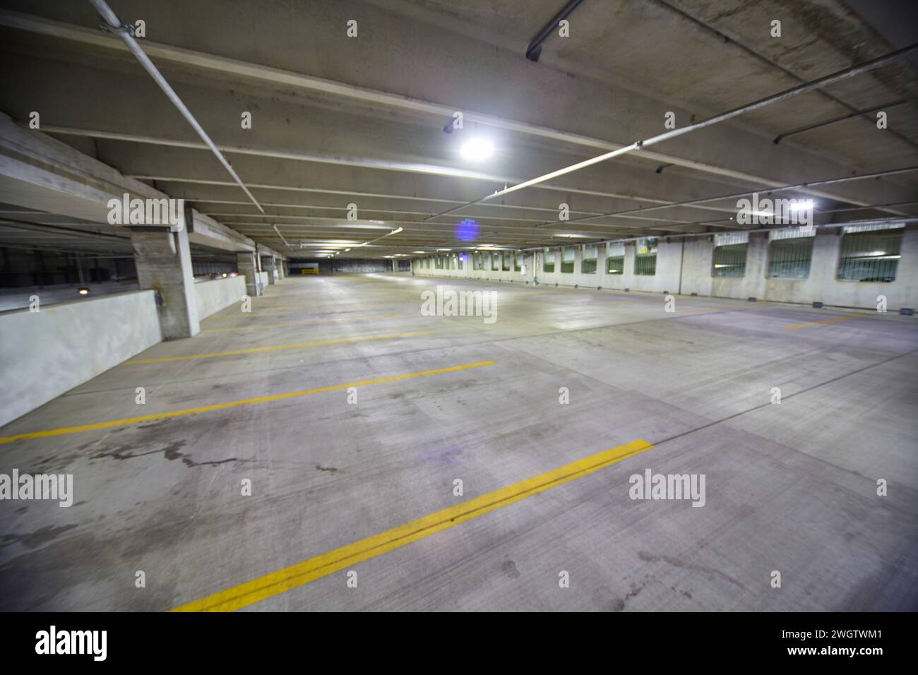 Garage urbain déserté avec éclairage fluorescent, vue grand angle Banque D'Images