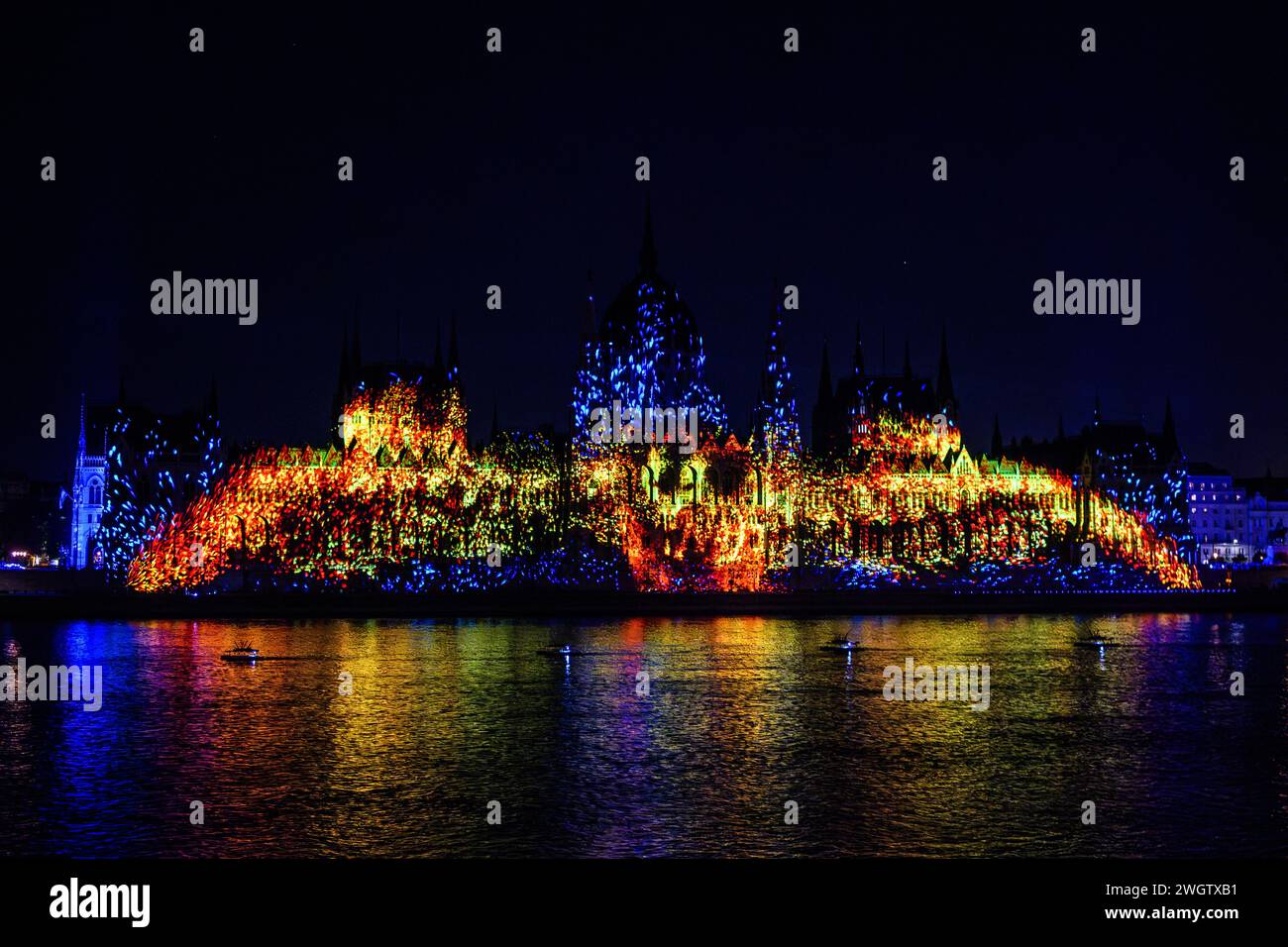 Feu d'artifice et peinture légère sur le bâtiment du Parlement hongrois le 20 août, fête nationale hongroise Banque D'Images