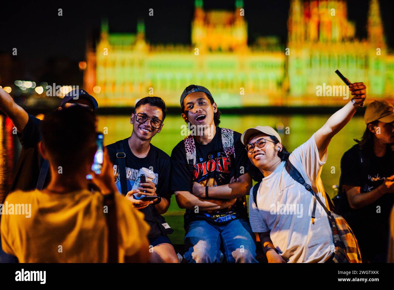 Feu d'artifice et peinture légère sur le bâtiment du Parlement hongrois le 20 août, fête nationale hongroise Banque D'Images
