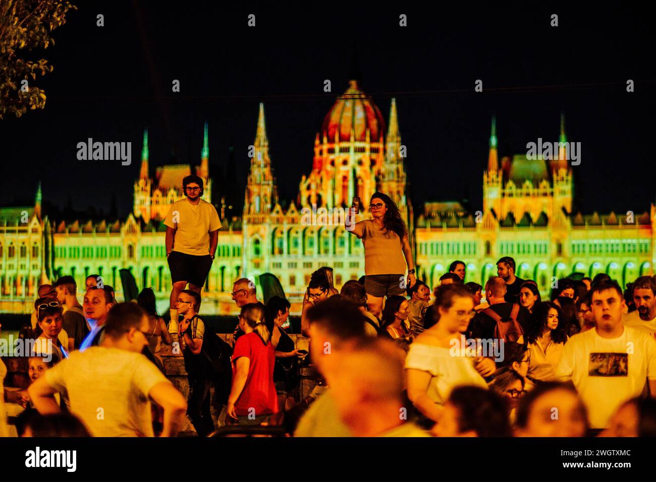 Feu d'artifice et peinture légère sur le bâtiment du Parlement hongrois le 20 août, fête nationale hongroise Banque D'Images