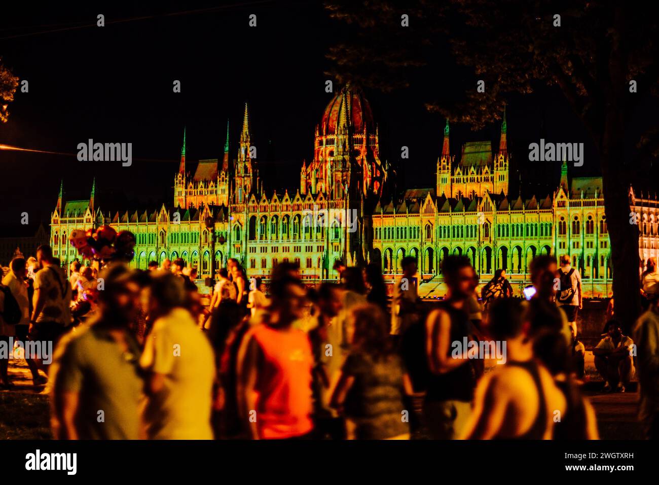 Feu d'artifice et peinture légère sur le bâtiment du Parlement hongrois le 20 août, fête nationale hongroise Banque D'Images