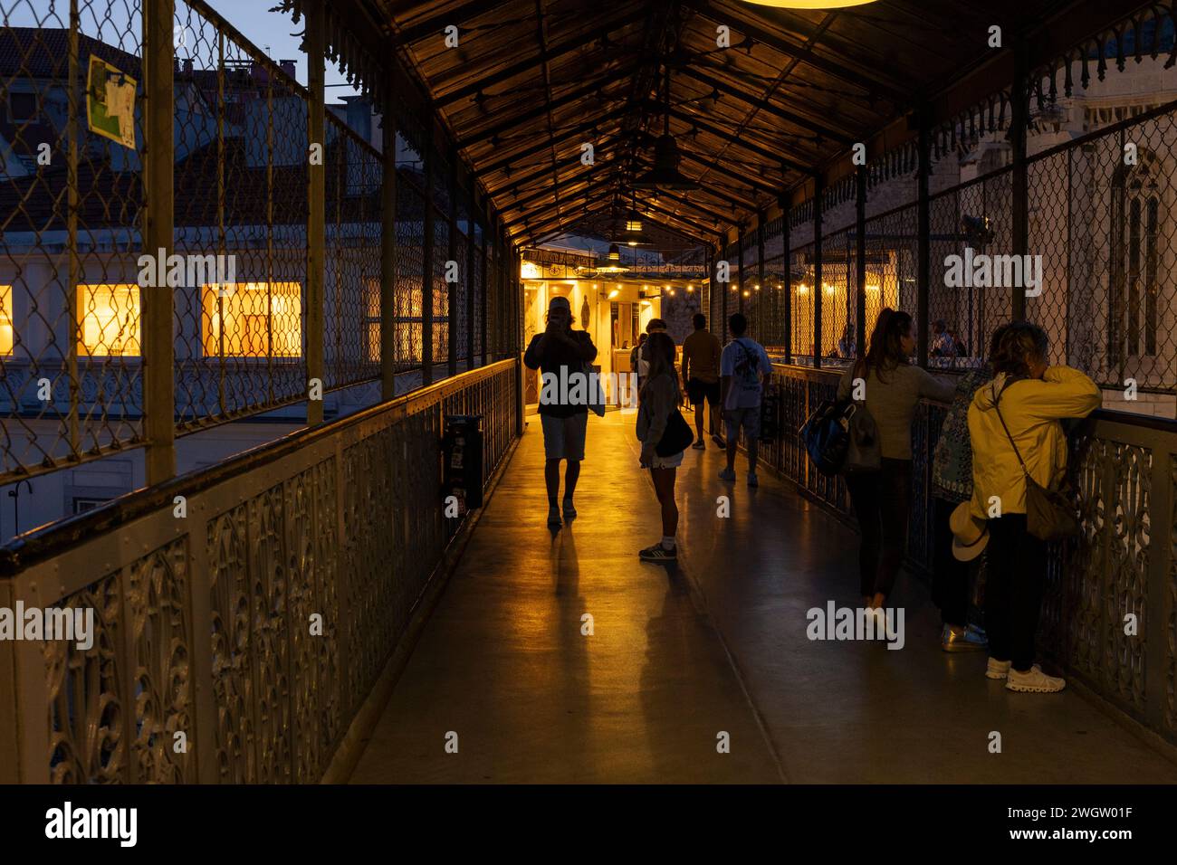 Lisboa, Portugal - 18.09.2023, ascenseur de Santa Justa (Elevador de Santa Justa) à Lisbonne, avec des touristes. Banque D'Images