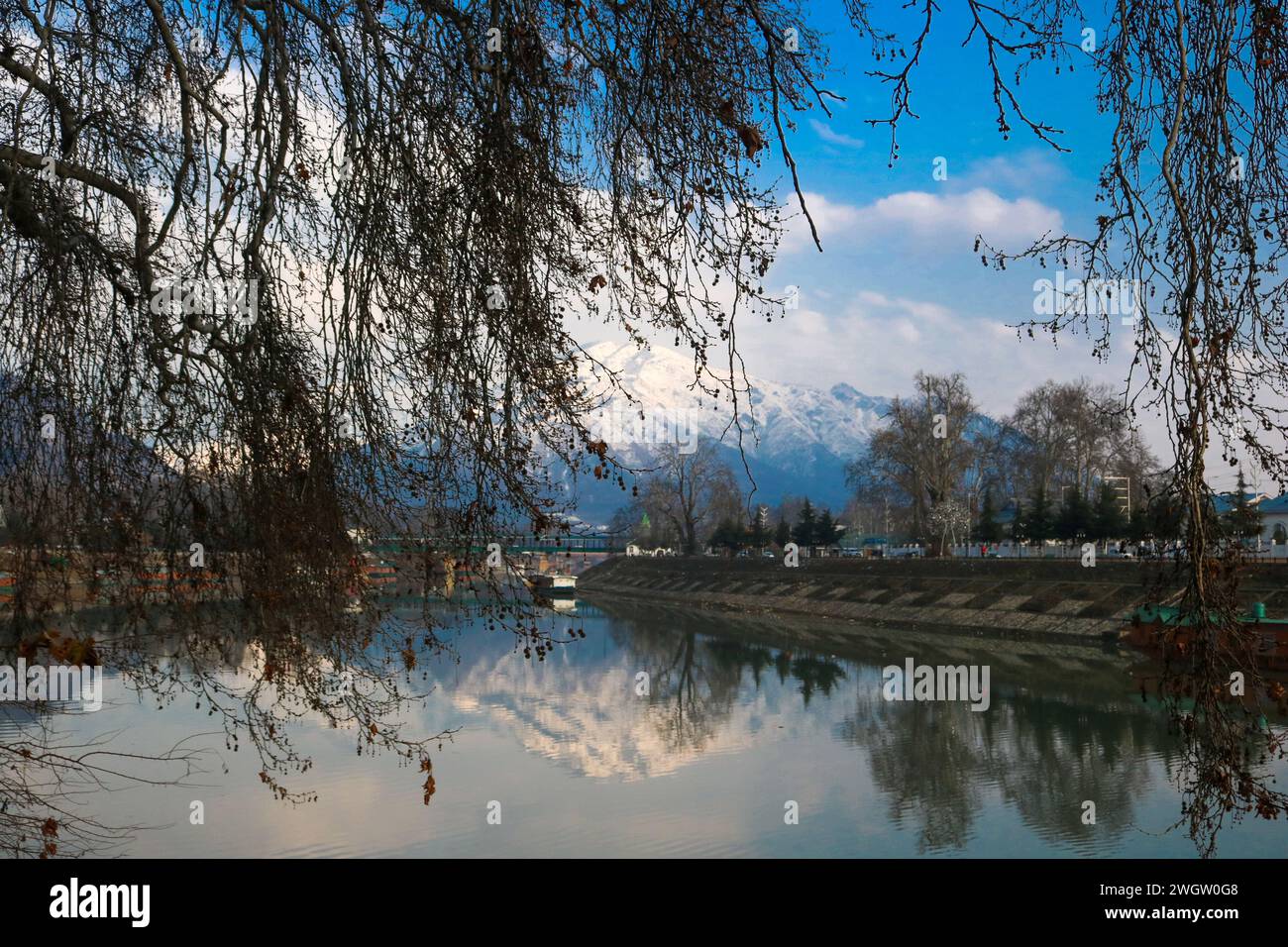 Srinagar, Inde. 05th Feb, 2024. 05 février 2024, Srinagar Cachemire, Inde : des montagnes enneigées sont photographiées au-dessus de la rivière Jhelum pendant une journée ensoleillée après une chute de neige fraîche à Srinagar. Le département météorologique local a prévu un temps sec au Cachemire jusqu'au 14 février. Le 05 février 2024, Srinagar Cachemire, Inde. (Photo de Firdous Nazir/Eyepix Group) crédit : Sipa USA/Alamy Live News Banque D'Images