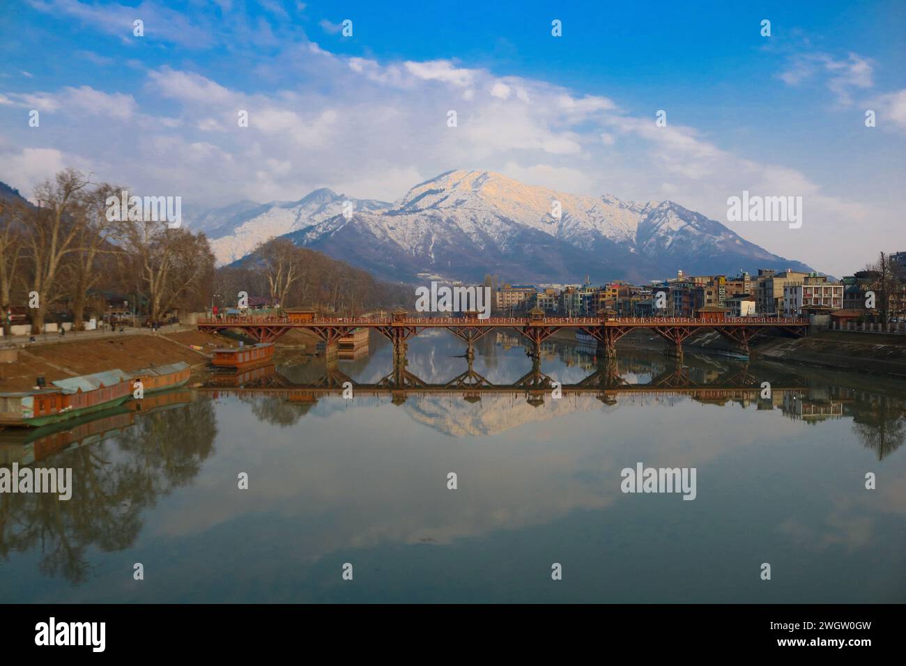 Srinagar, Inde. 05th Feb, 2024. 05 février 2024, Srinagar Cachemire, Inde : Une vue de la rivière Jhelum et de la neige couverte des collines de Zabarwan pendant une journée ensoleillée après une chute de neige fraîche à Srinagar. Le département météorologique local a prévu un temps sec au Cachemire jusqu'au 14 février. Le 05 février 2024, Srinagar Cachemire, Inde. (Photo de Firdous Nazir/Eyepix Group) crédit : Sipa USA/Alamy Live News Banque D'Images