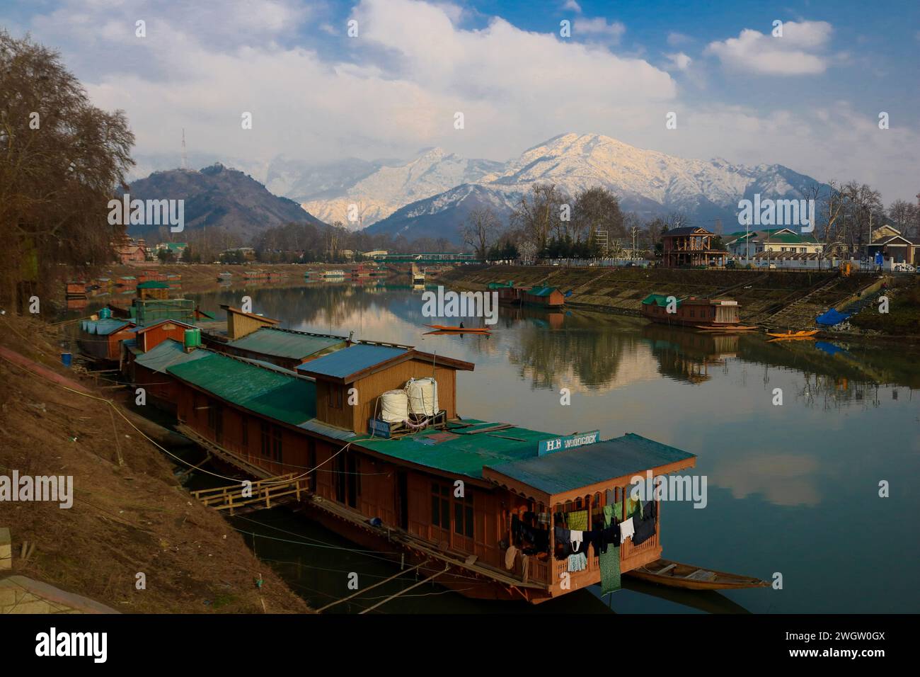 Srinagar, Inde. 05th Feb, 2024. 05 février 2024, Srinagar Cachemire, Inde : Un homme rame un bateau sur les eaux de la rivière Jhelum pendant une journée ensoleillée après une chute de neige fraîche à Srinagar. Le département météorologique local a prévu un temps sec au Cachemire jusqu'au 14 février. Le 05 février 2024, Srinagar Cachemire, Inde. (Photo de Firdous Nazir/Eyepix Group) crédit : Sipa USA/Alamy Live News Banque D'Images