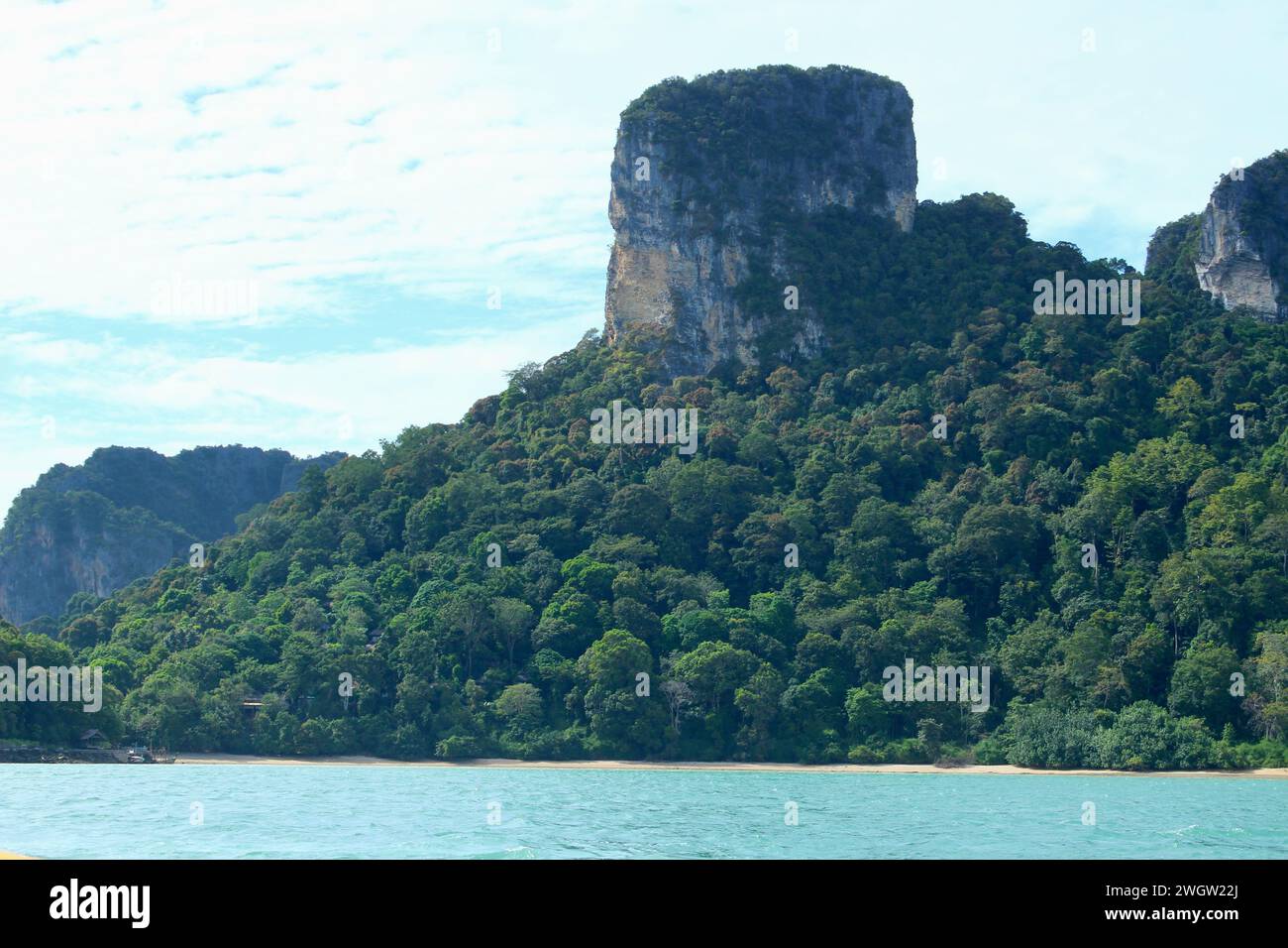 Vue de l'île tropicale avec roche calcaire, Krabi, Thaïlande Banque D'Images