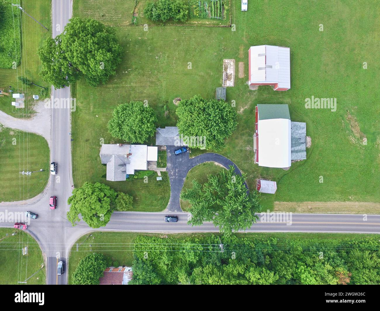 Campagne aérienne sérénité : paysage vert et bâtiments de ferme Banque D'Images
