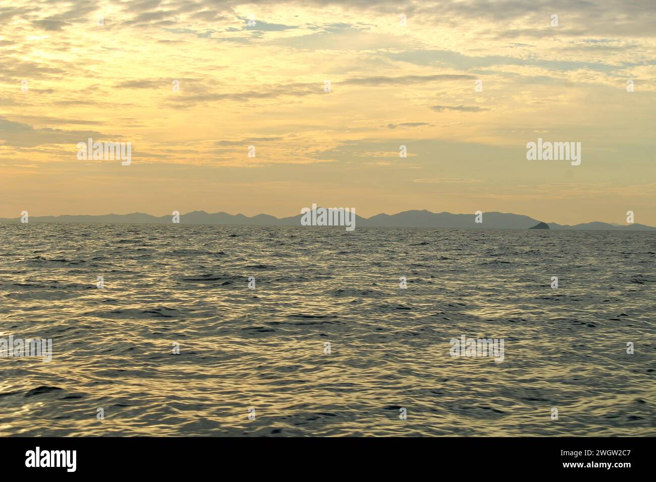 Vue en soirée sur la mer d'Andaman, Krabi, Thaïlande Banque D'Images