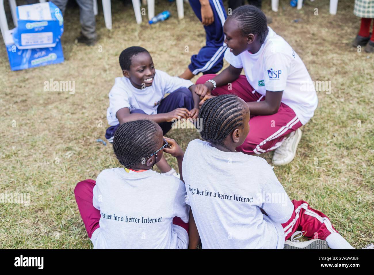 Nakuru, Kenya. 06th Feb, 2024. Les élèves sont assis sur l'herbe derrière la tente pendant la commémoration de la Journée pour un Internet plus sûr. La Journée pour un internet plus sûr est célébrée le 6 février de chaque année et le thème de cette année est "ensemble pour un internet meilleur". Une enquête mondiale menée par Charity Save the Children et le Young & Resilient Research Centre de l'Université Western Sydney a révélé que les enfants veulent une meilleure protection en ligne et exhortent les entreprises technologiques et les gouvernements à faire davantage pour les protéger. (Photo de James Wakibia/SOPA images/SIPA USA) crédit : SIPA USA/Alamy Live News Banque D'Images