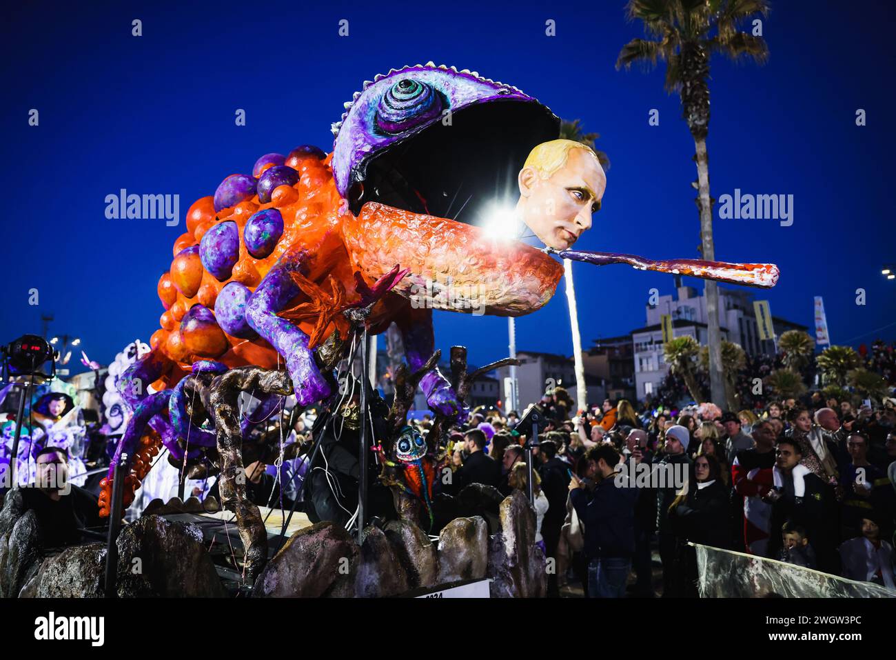 Viareggio, Italie. 03rd Feb, 2024. Un flotteur satirant Vladimir Poutine est exposé lors de la première parade masquée du Carnaval de Viareggio à Viareggio, en Italie, le 3 février 2024. (Photo par Alessandro Bremec/NurPhoto)0 crédit : NurPhoto SRL/Alamy Live News Banque D'Images