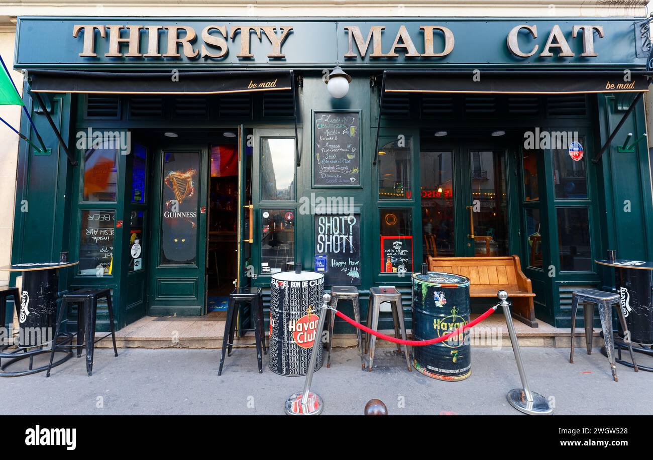 Le Thirsty Mad Cat est un bar sportif situé dans le deuxième arrondissement de Paris, à proximité des célèbres attractions parisiennes telles que le Palais Royal et les Halles Banque D'Images