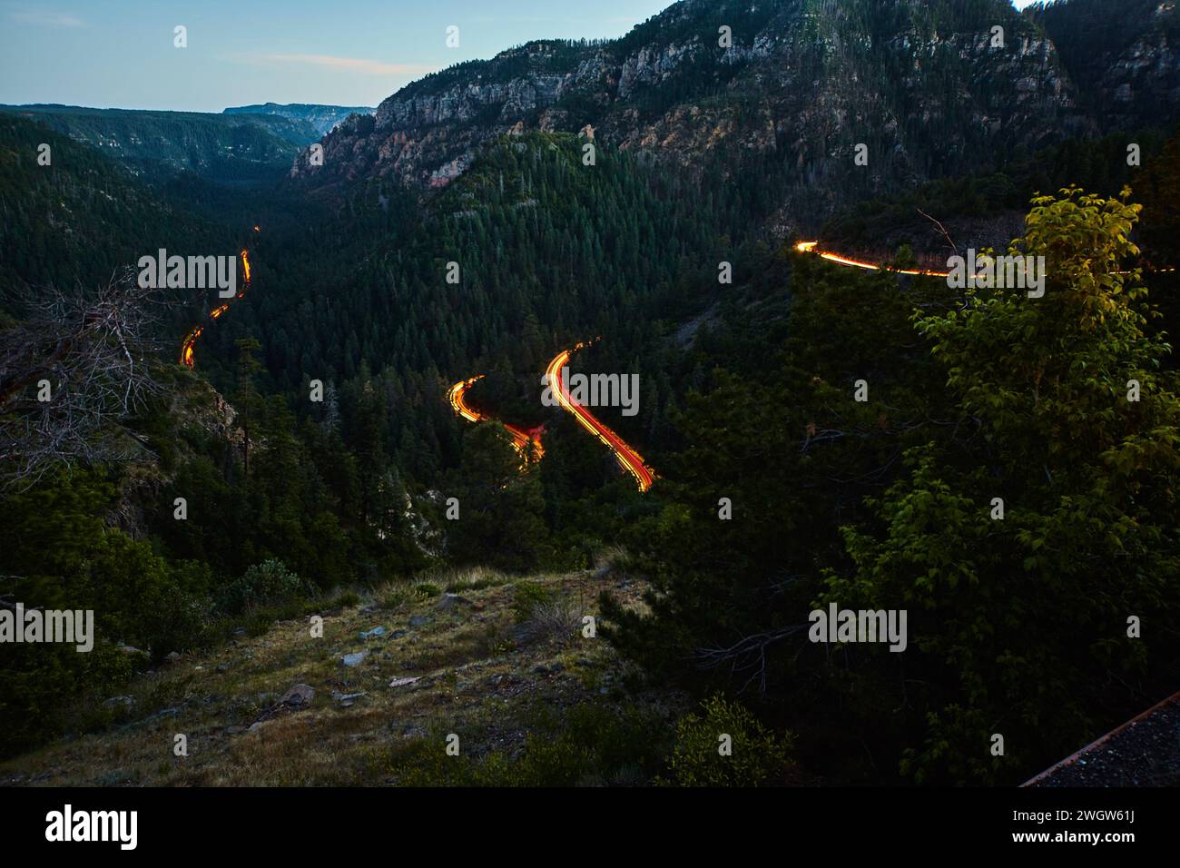 Crépuscule Serpentine Mountain Road et Light Trails à Sedona Banque D'Images