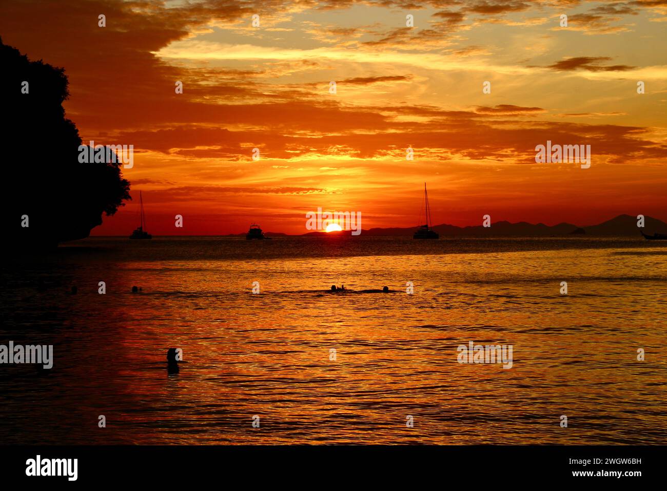 Coucher de soleil depuis la plage de Railay, Thaïlande Banque D'Images
