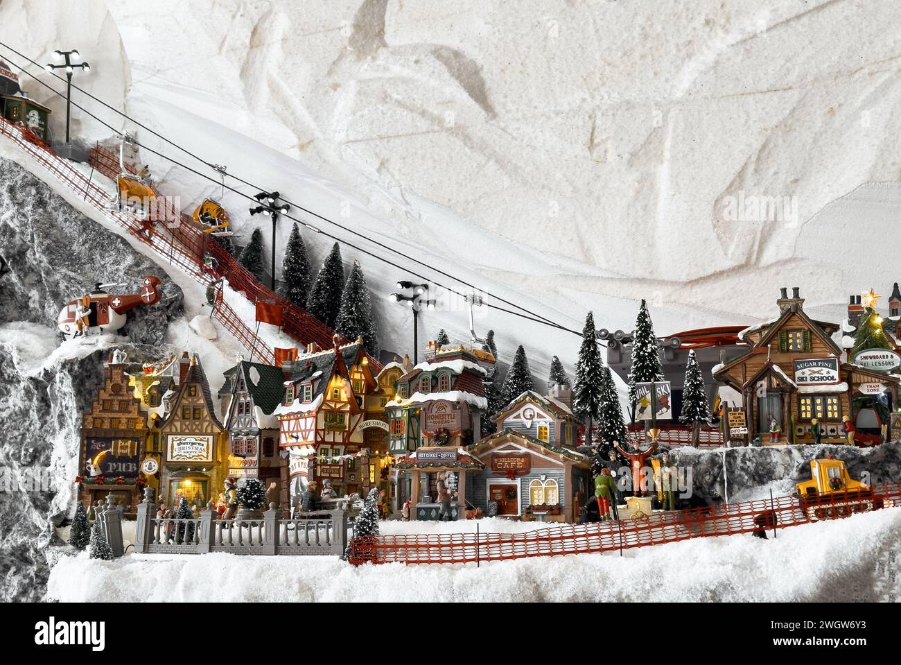 Station de ski, ville jouet miniature, ville en vacances d'hiver Banque D'Images