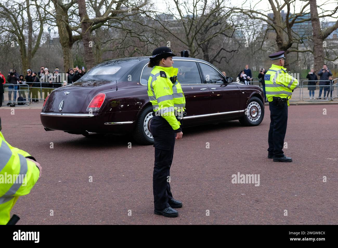 Londres, Royaume-Uni, 6 février 2024. Le roi Charles quitte Clarence House accompagné de la reine où il a été conduit sur une courte distance jusqu'au palais de Buckingham et peu après laissé dans un hélicoptère. Cela fait suite à son diagnostic de cancer, annoncé hier via une déclaration du Palace. Crédit : onzième heure photographie/Alamy Live News Banque D'Images