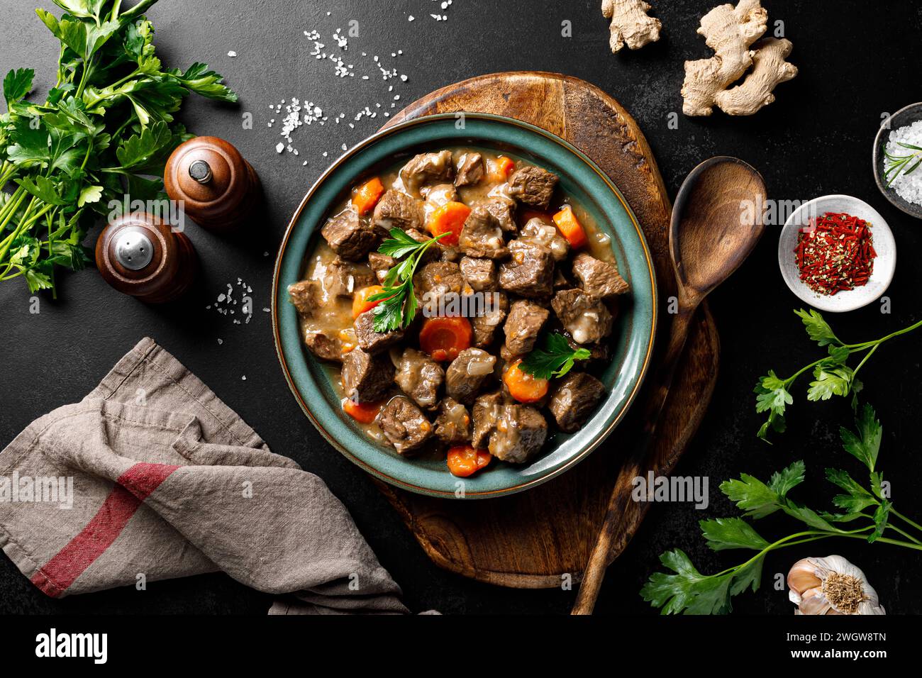Goulash de viande de bœuf avec carotte et oignon, ragoût de bœuf et de carotte, vue de dessus Banque D'Images
