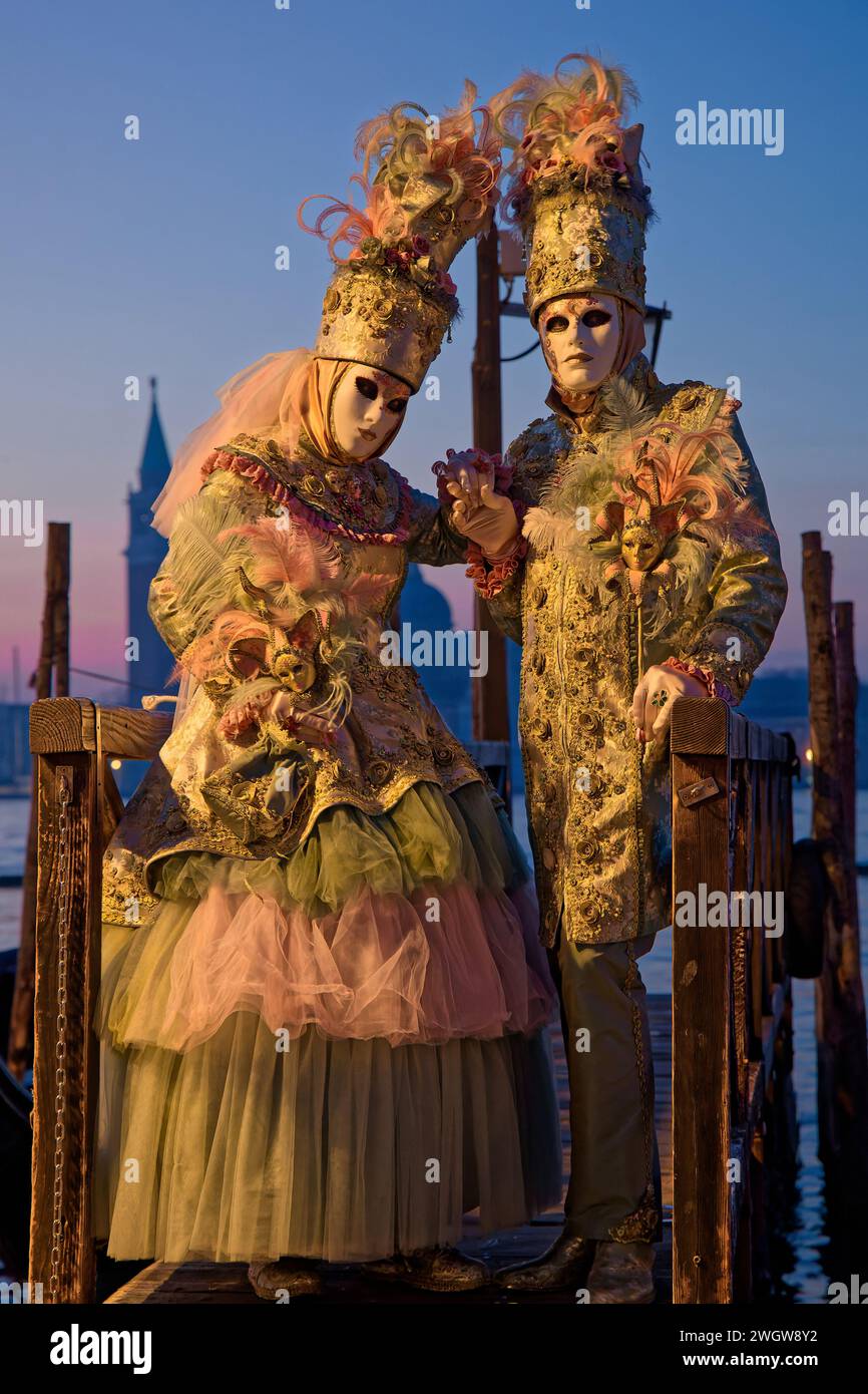 VENISE, ITALIE, 4 février 2024 : le Carnaval de Venise (Carnevale di Venezia) est un festival célèbre dans le monde entier pour ses costumes élaborés Banque D'Images