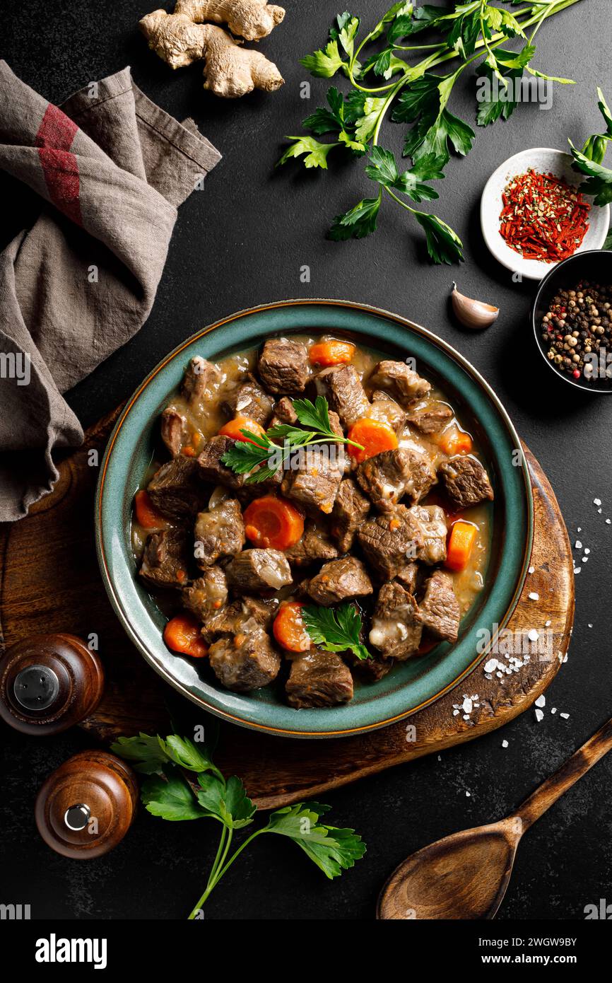 Goulash de viande de bœuf avec carotte et oignon, ragoût de bœuf et de carotte, vue de dessus Banque D'Images