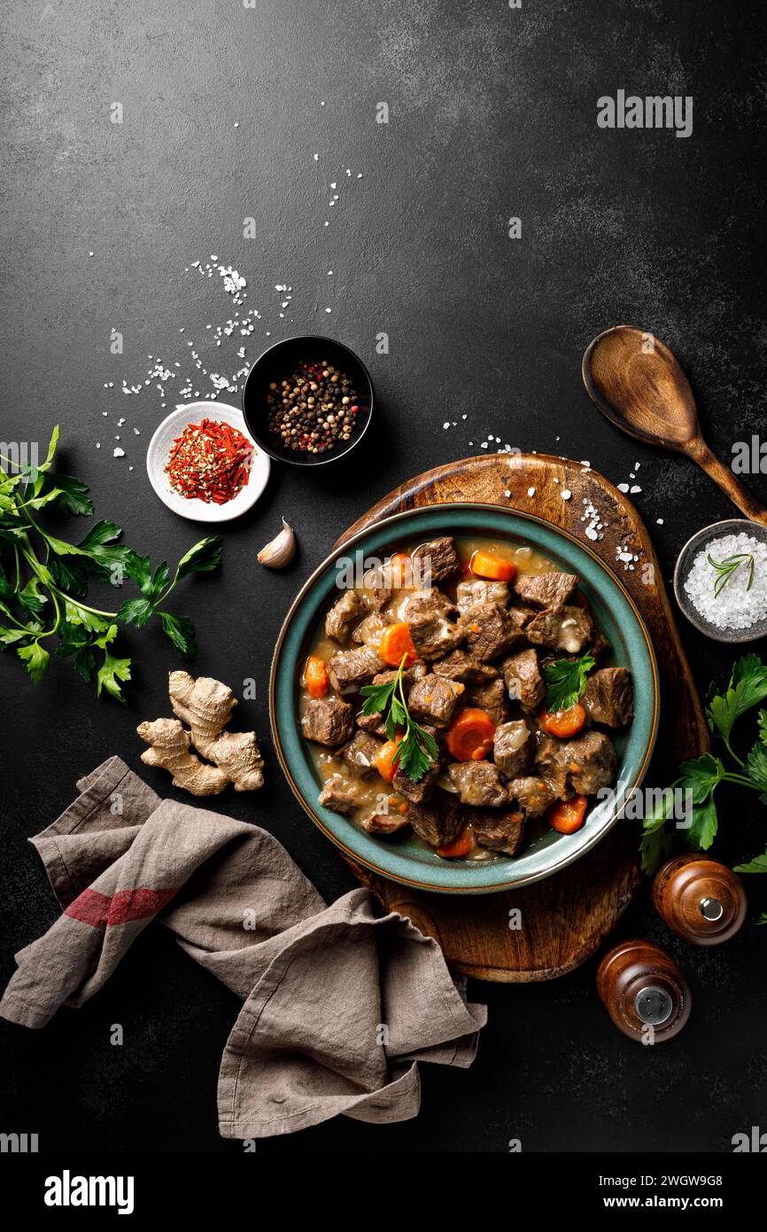 Goulash de viande de bœuf avec carotte et oignon, ragoût de bœuf et de carotte, vue de dessus Banque D'Images