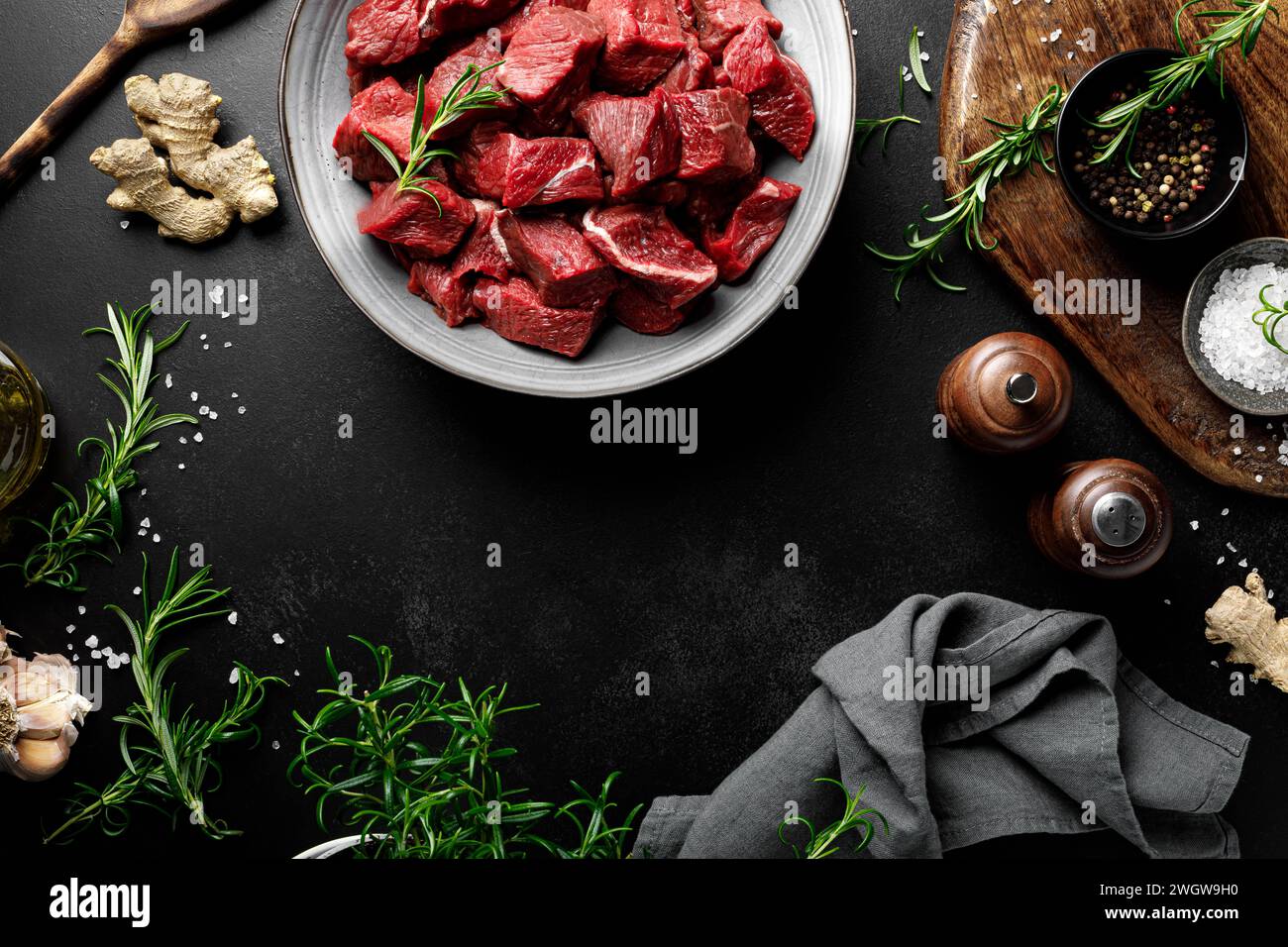 Entrecôte de viande de boeuf tranchée, filet de viande de boeuf crue sur fond noir, vue de dessus Banque D'Images