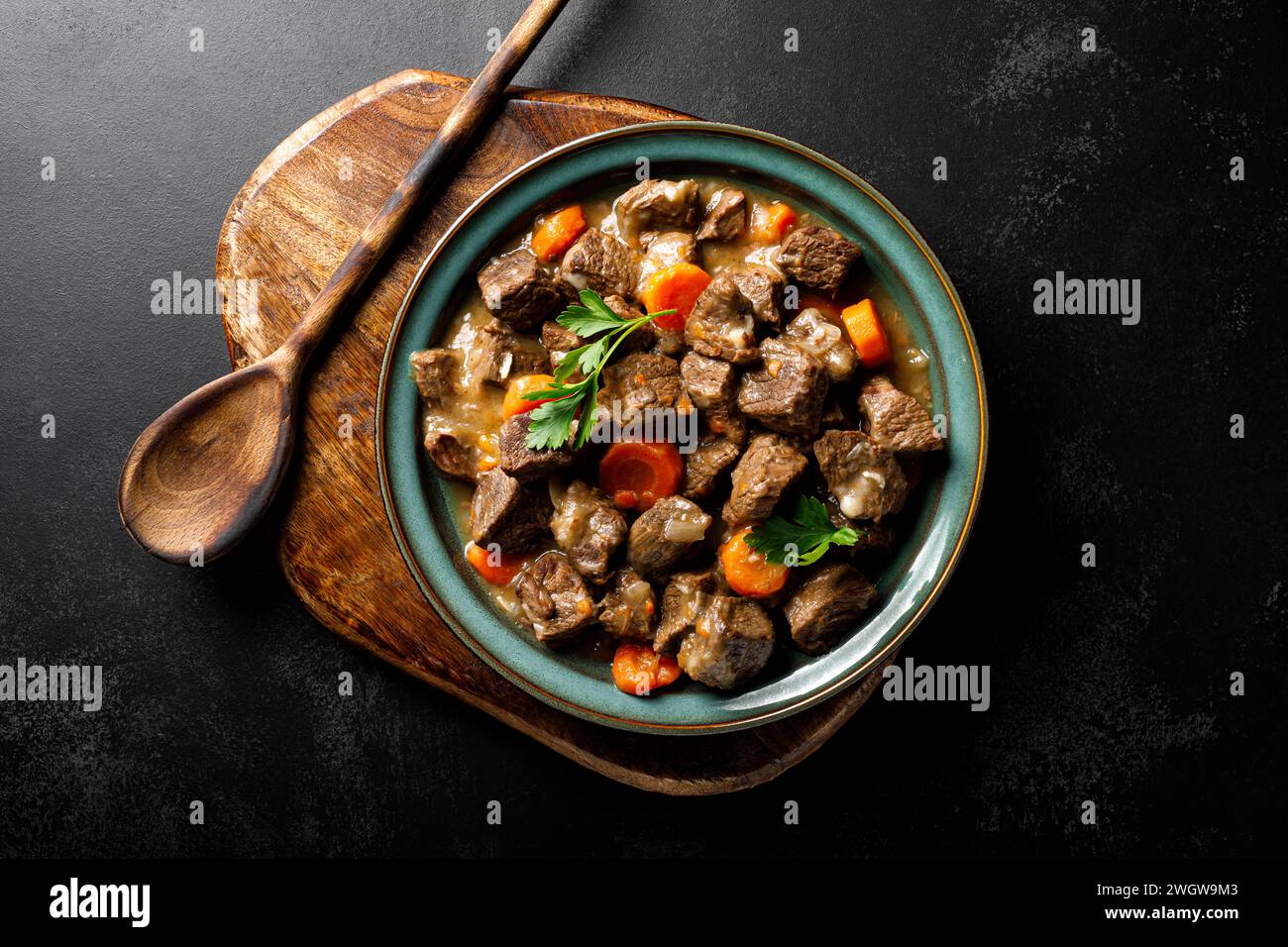 Goulash de viande de bœuf avec carotte et oignon, ragoût de bœuf et de carotte, vue de dessus Banque D'Images